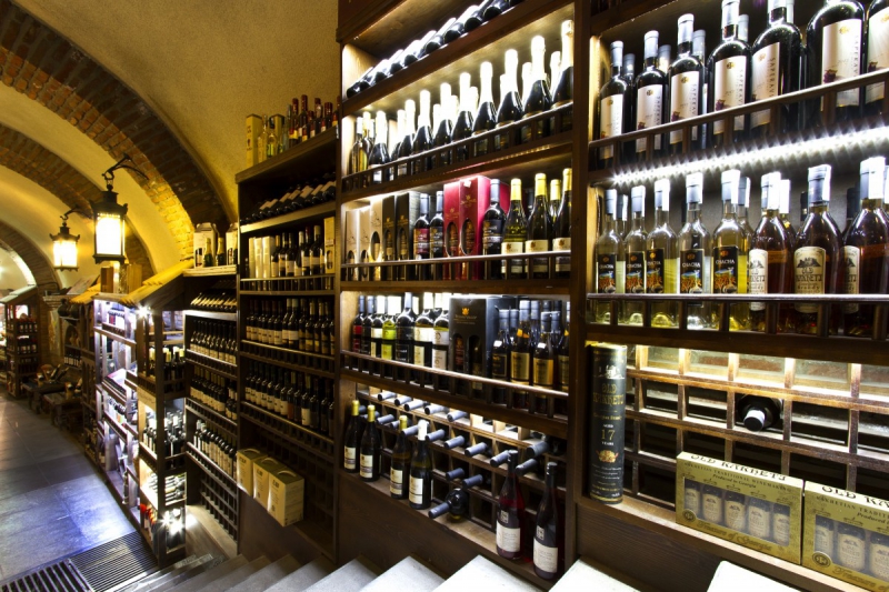 ecommerce-TOURRETTE LEVENS-min_world_street_travel_shop_canon_georgia_wine_bottles-429767